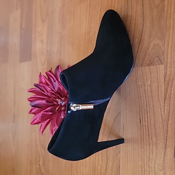 KARL LAGERFELD PARIS Black Suede Leather Mishka Ankle Boot Size 10 - Picture 4 of 6